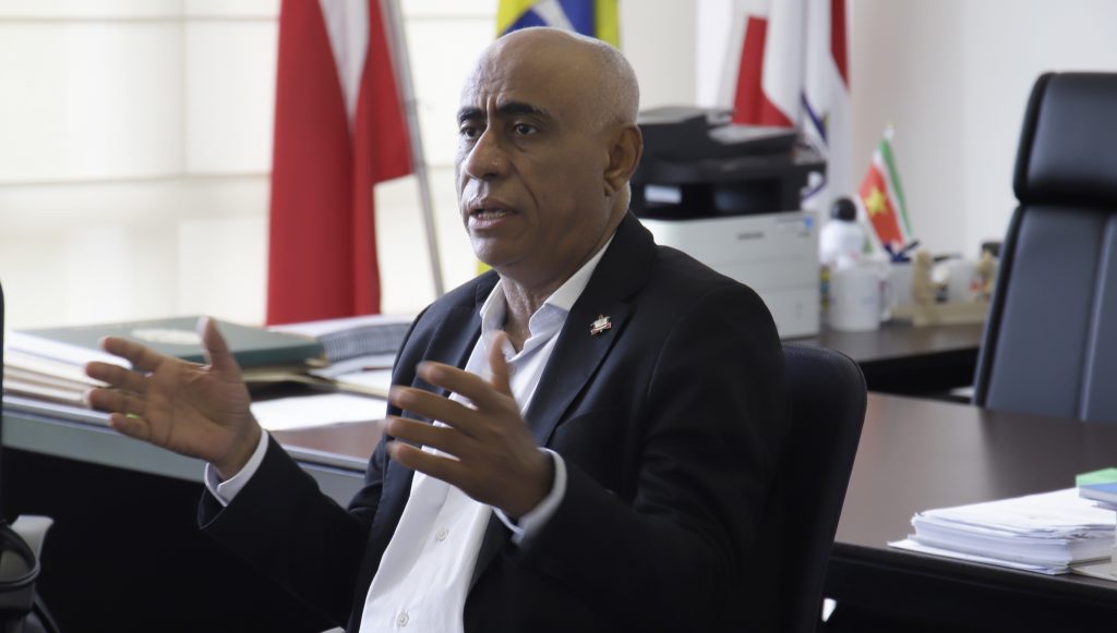 Fotografia registra o reitor da UFPA, Gilmar Pereira da Silva.