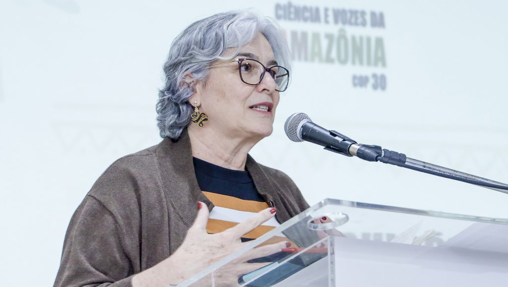 Foto registra a reitora da Universidade Federal de Goiás (UFG), Angelita Pereira Lima, falando ao microfone.