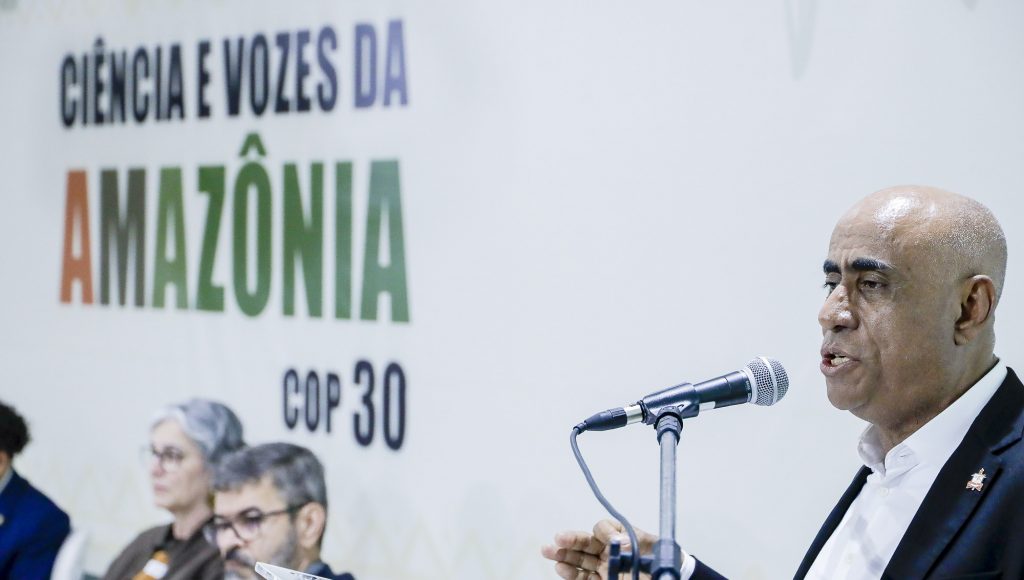 Fotografia registra o reitor da UFPA, Gilmar Pereira da Silva, falando ao Microfone.