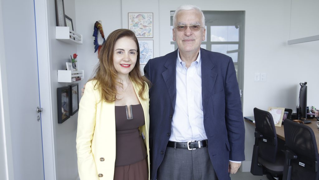 Fotografia posada da vice-reitora da UFPA, Loiane Prado Verbicaro, acompanhado do Embaixador do Chipre no Brasil, Vasilios Philippou.