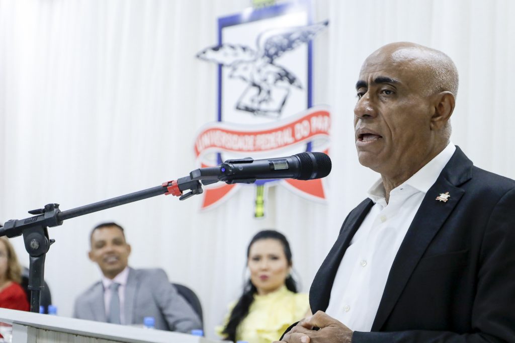 Fotografia do reitor da UFPA, Gilmar Pereira da Silva, homem negro e calvo. Ele está falando ao microfone.