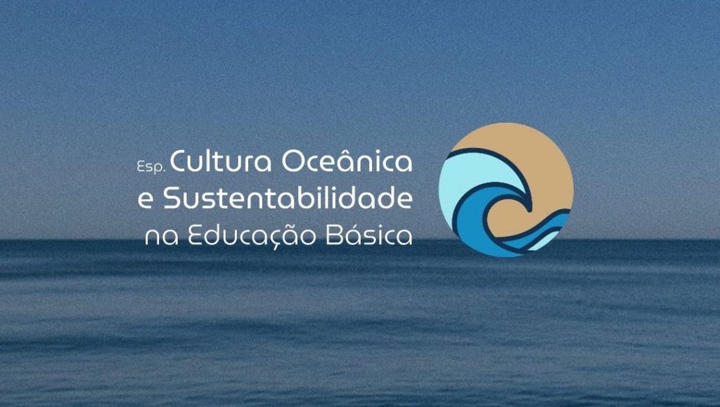 Card gráfico tem como fundo a imagem de uma mar. Sobre a imagem, o seguiten texto: Pós Cultura Oceânica e Sustentabilidade na Educação Básica. Ao lado do texto, a logomarca do programa.