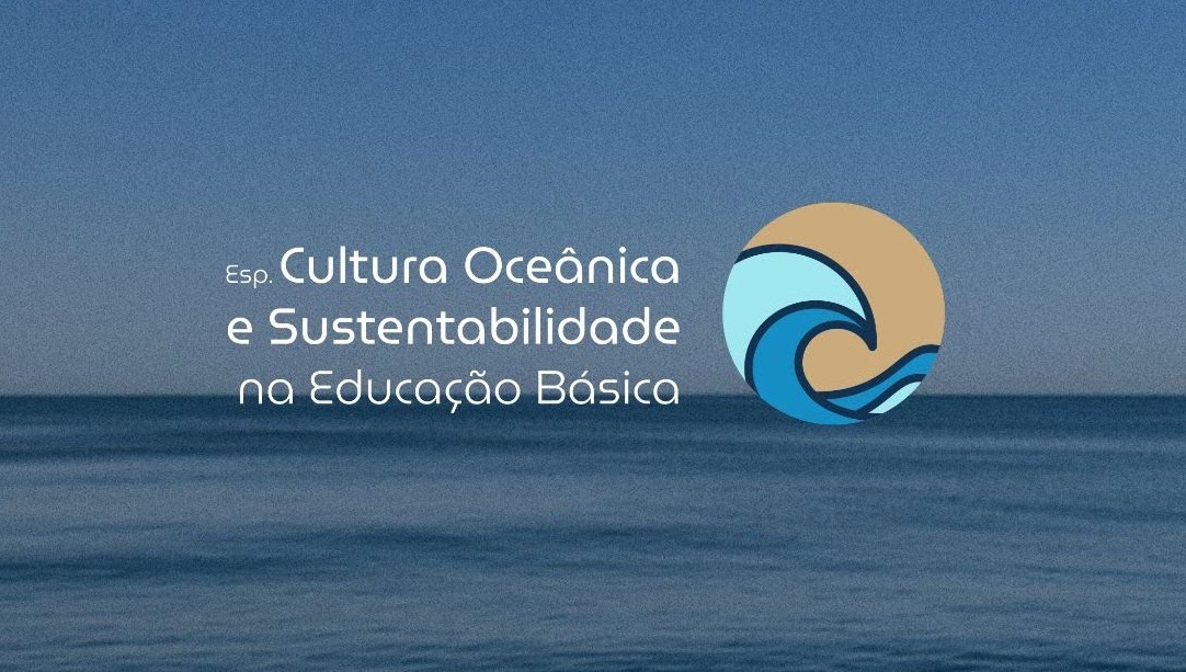 Card gráfico tem como fundo a imagem de uma mar. Sobre a imagem, o seguiten texto: Pós Cultura Oceânica e Sustentabilidade na Educação Básica. Ao lado do texto, a logomarca do programa.