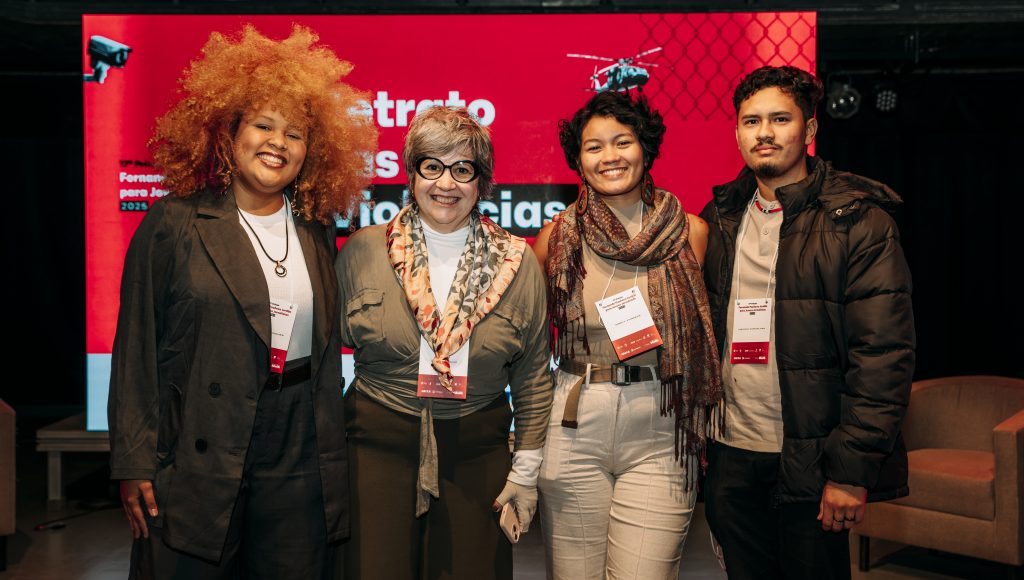 Fotografia posada dos representantes da UFPA, os estudantes Vitória Rodrigues, Vinicius Gonçalves e Denily Fonseca; e a professora Rosane Albino Steinbrenner.