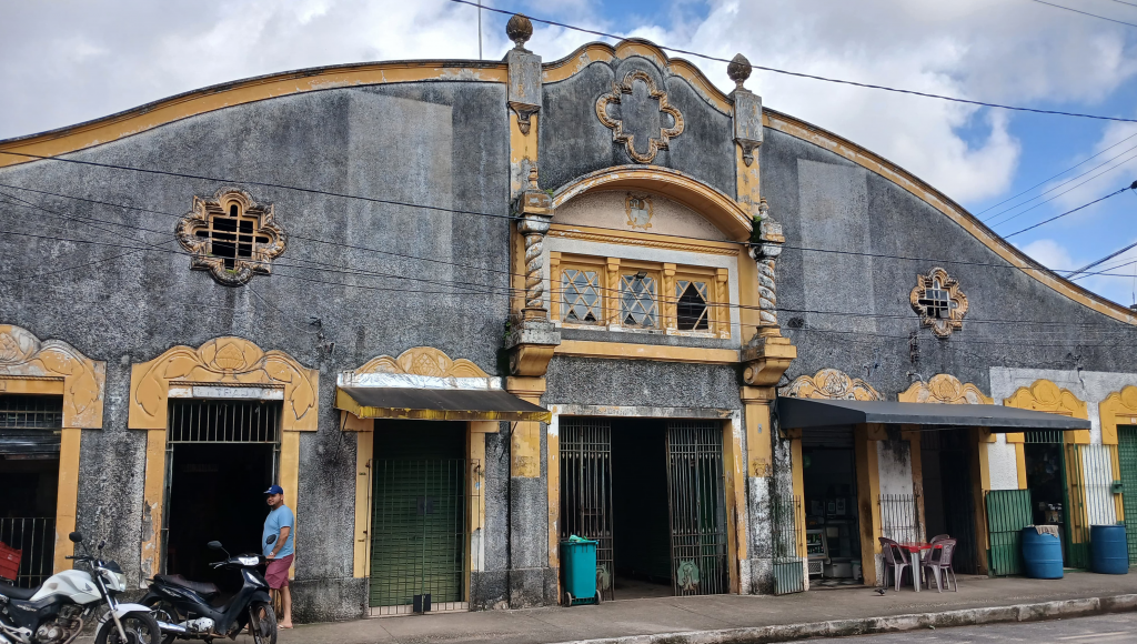 Foto da fachada do Mercado do Porto do Sal, no centro de Belém.
