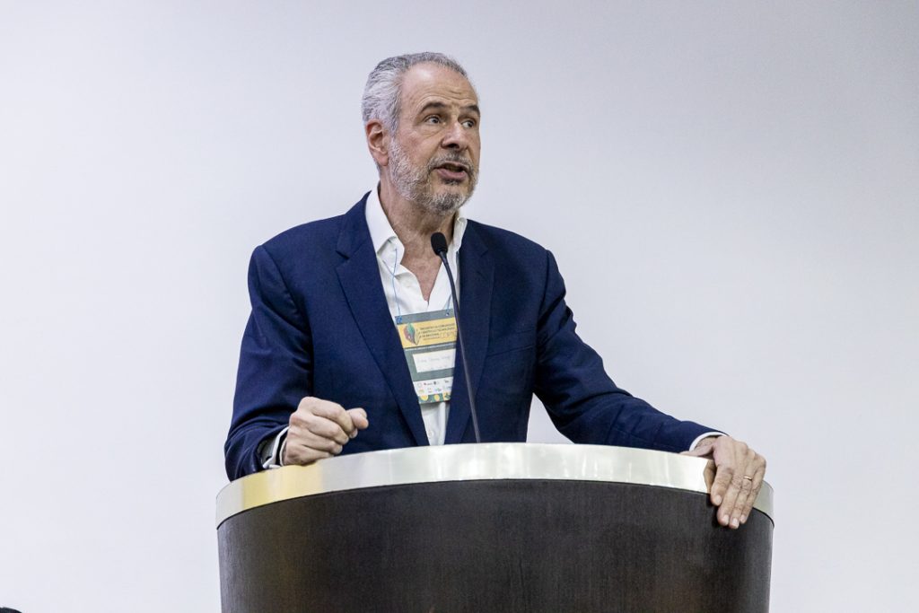 Fotografia do presidente da COP 30, embaixador André Corrêa do Lago. Ele é um homem alto, branco, e grisalho. Veste camisa branca e blazer azul.  
