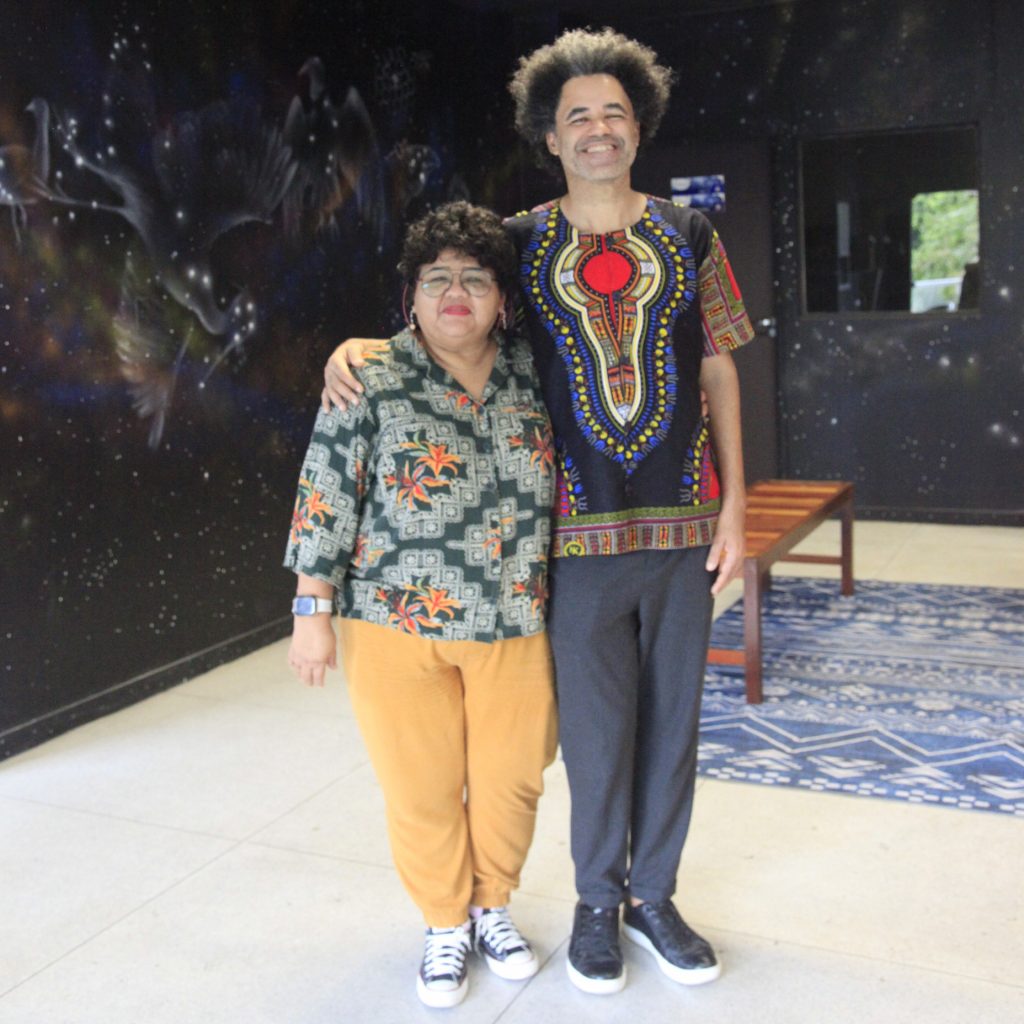 Fotografia posada dos professores Alan Alves Brito e Ivânia Neves.