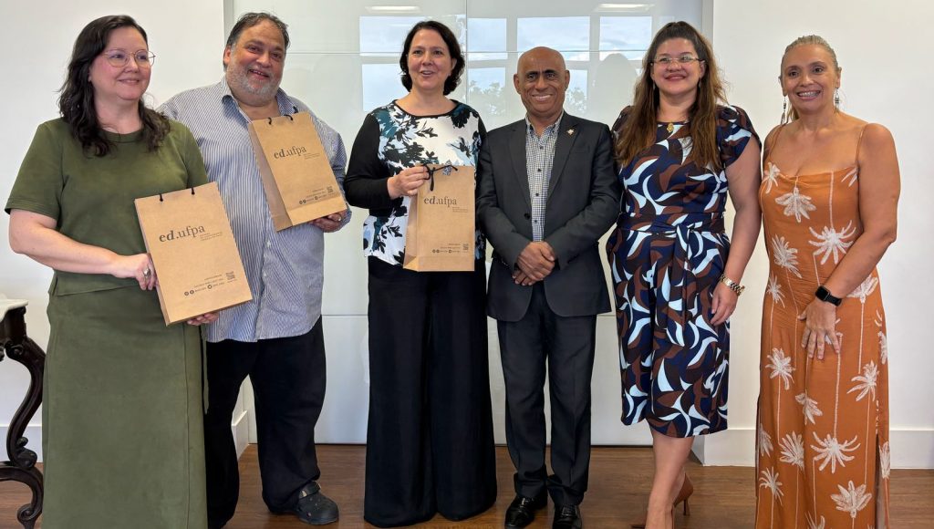 Fotografia posada de um grupo de pessoas, entre eles está o reitor da UFPA, Gilmar Pereira da Silva.