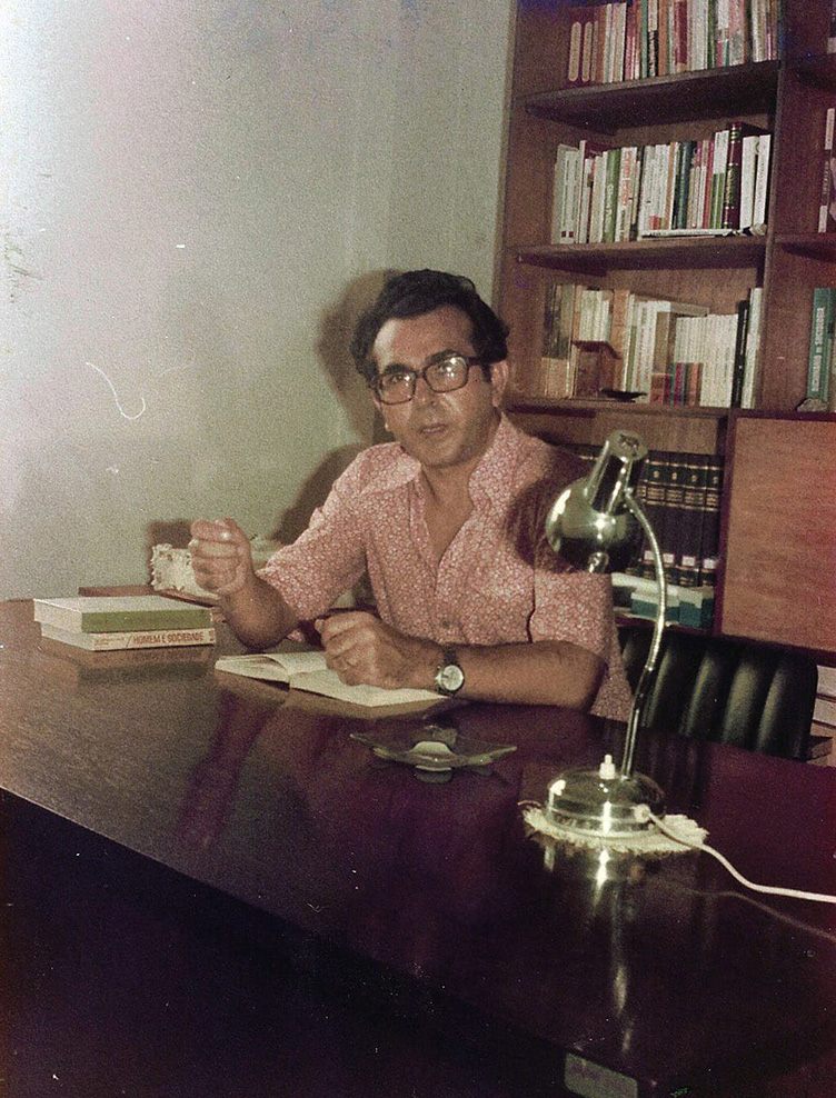 Fotografia de Pasquale Di Paolo, em 1985, na biblioteca de sua casa.