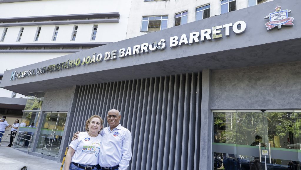Fotografia posada do reitor da UFPA, Gilmar Pereira da Silva, acompanhado da superintendente do Complexo Hospitalar da UFPA, Regina Barroso, na frente do Hospital Universitário João de Barros Barreto.