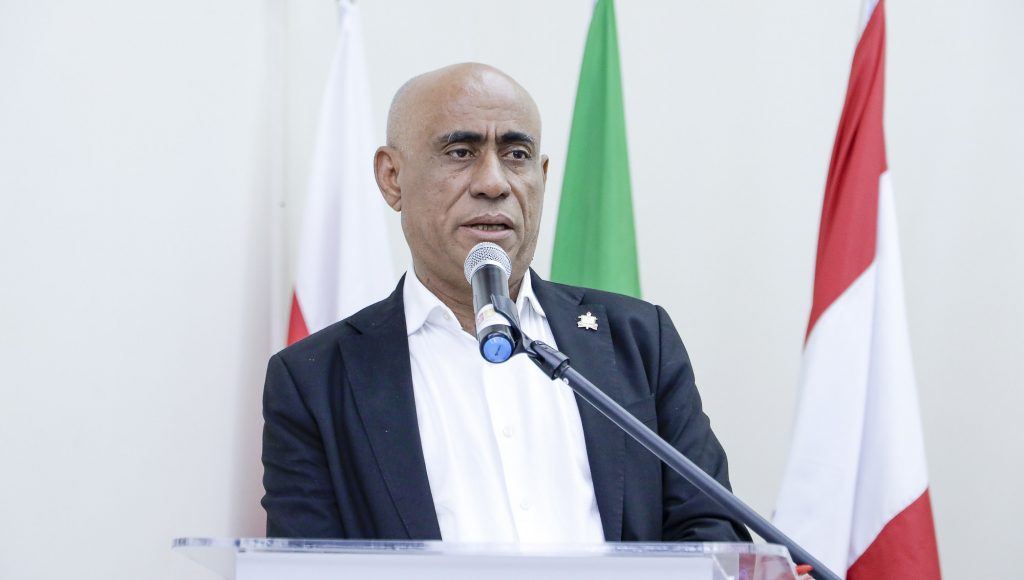 Fotografia registra o reitor da UFPA, Gilmar Pereira da Silva, falando ao microfone. Gilmar é um homem negro, careca, usa blusa branca e blazer preto. No blazer há um pin com o brasão da UFPA.