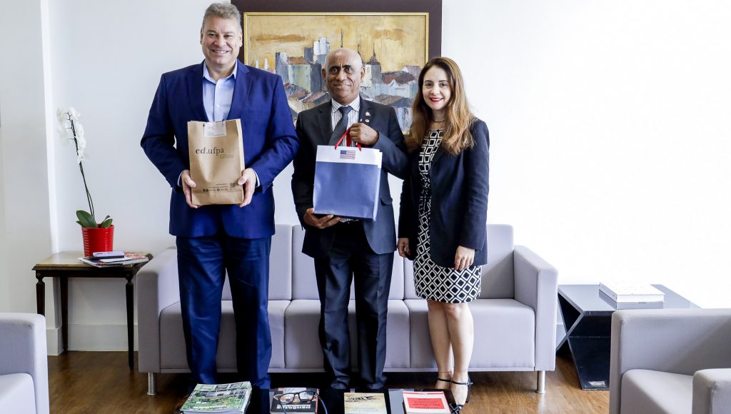 Fotografia posada do reitor da UFPA, acompanhado do  encarregado de negócios da da Embaixada dos EUA no Brasil, Gabriel Escobar, e da vice-reitora da UFPA, Loiane Prado verbicaro.