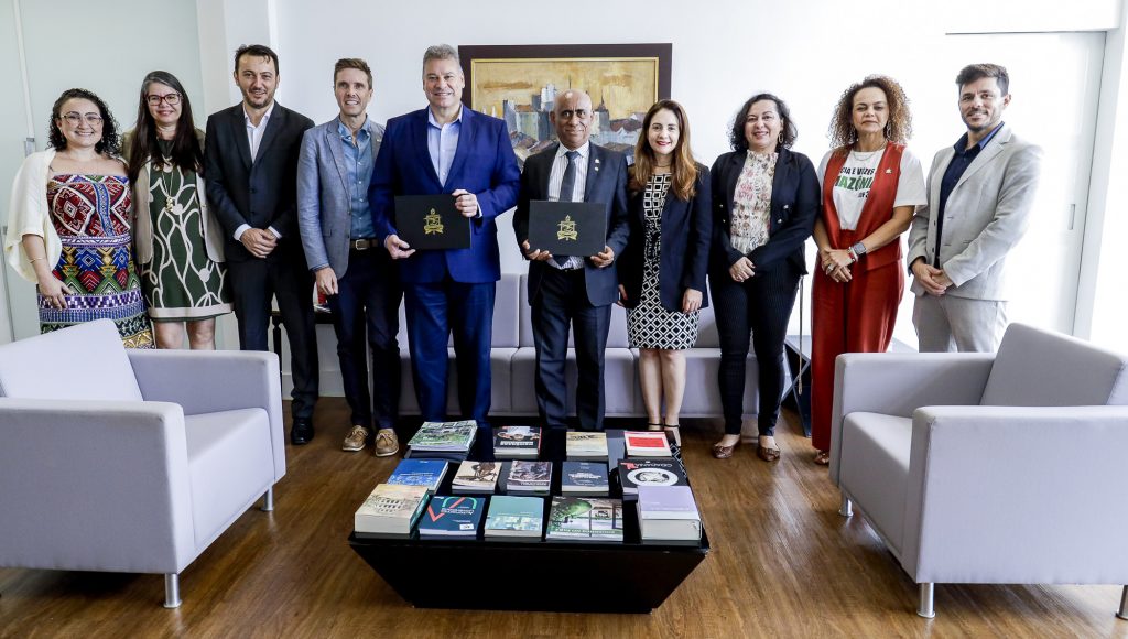 Fotografia posada de um grupo de pessoas, que inclui o reitor da UFPA, o  encarregado de negócios da da Embaixada dos EUA no Brasil, Gabriel Escobar, e a vice-reitora da UFPA, Loiane Prado Verbicaro.
