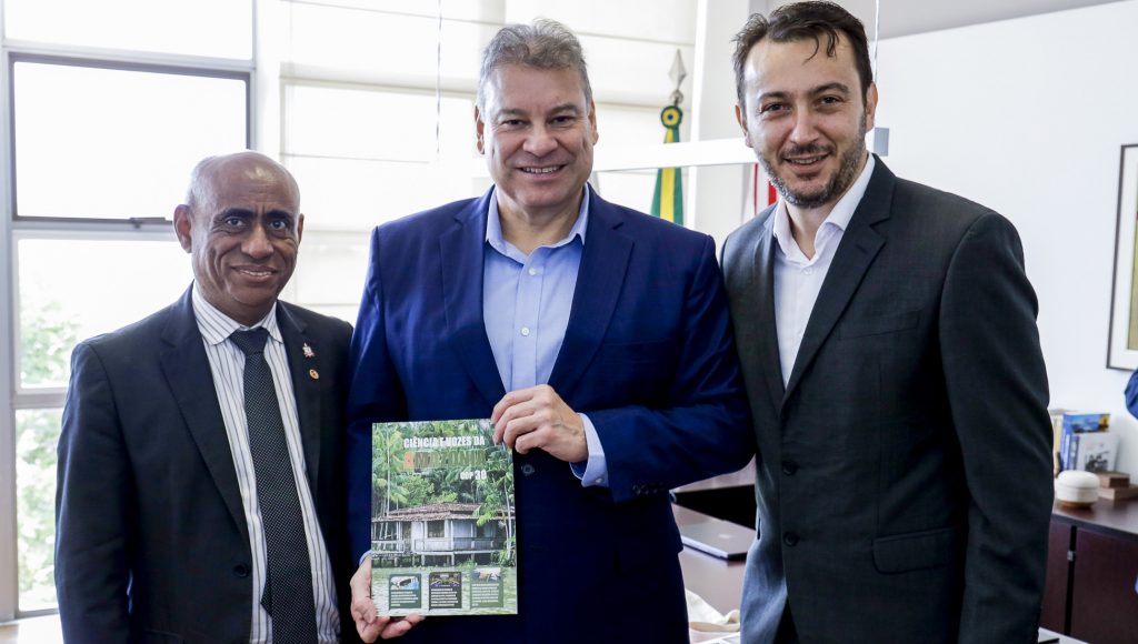 Fotografia posada do reitor da UFPA, acompanhado do  encarregado de negócios da da Embaixada dos EUA no Brasil, Gabriel Escobar, e do professor da UFPA Leandro Juen.