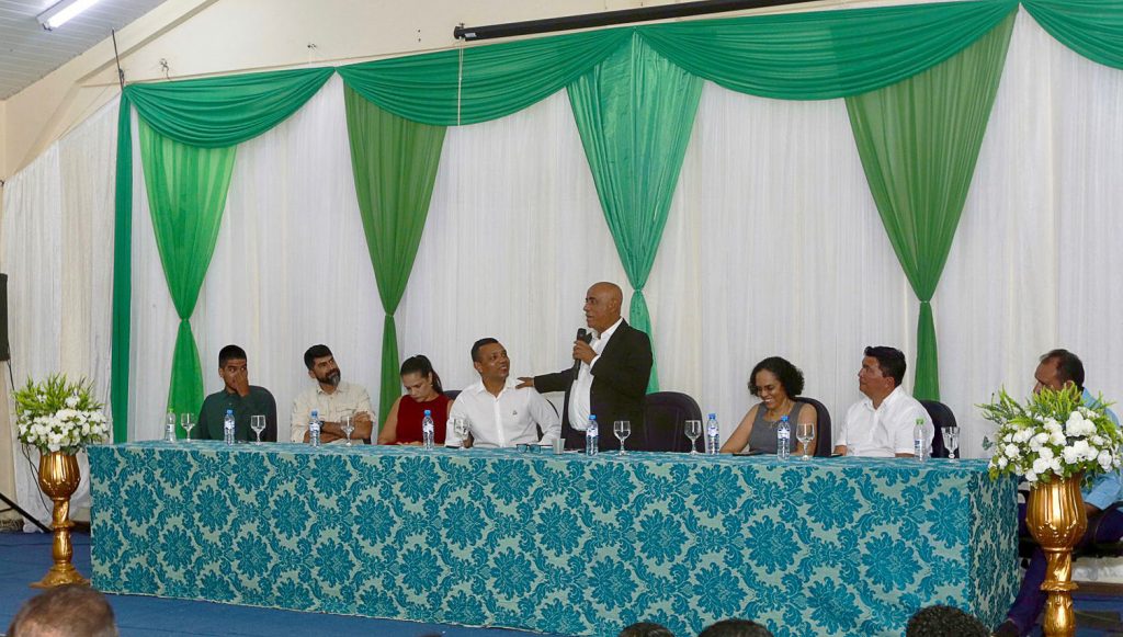 Fotografia do reitor da UFPA, Gilmar Pereira da Silva, falando ao microfone durante a mesa de inauguração do Curso de Medicina veterinária.