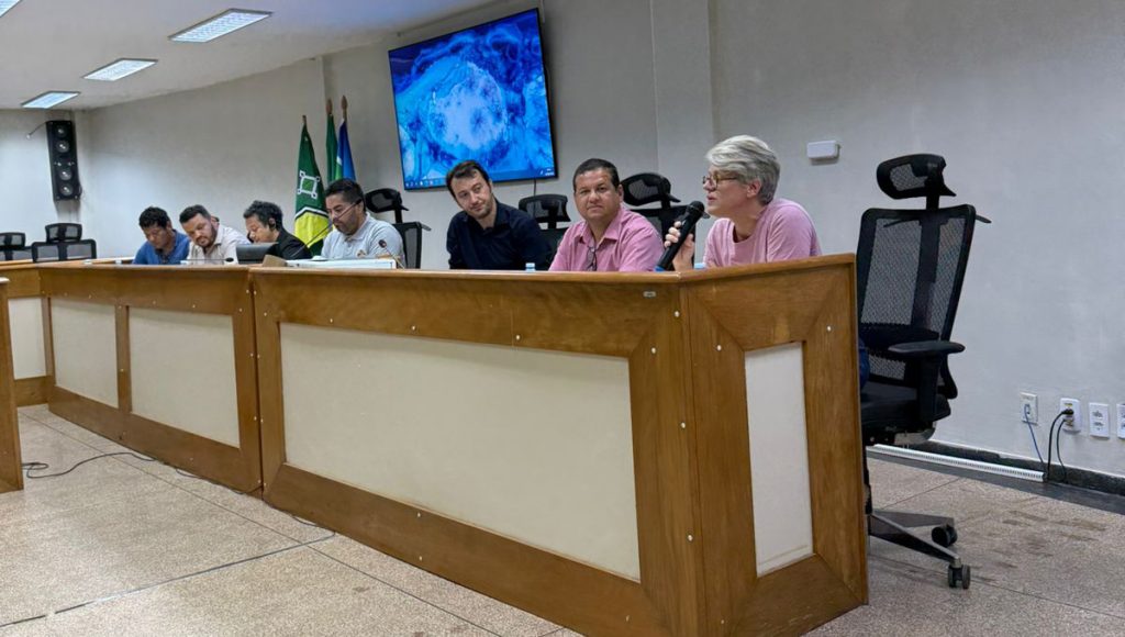 Foto registra a mesa de um evento.