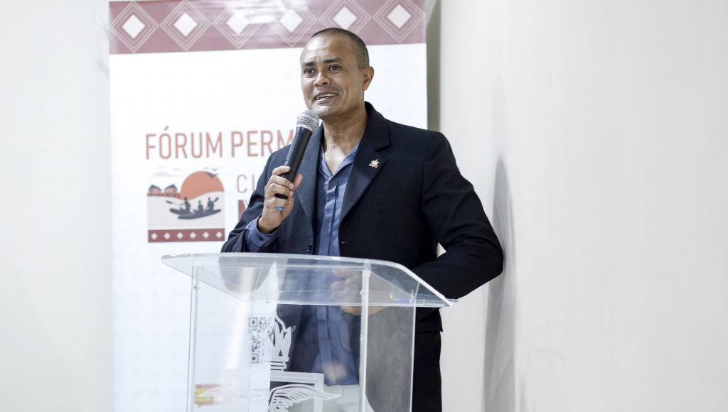 Fotografia registra o coordenador do Campus Soure da UFPA, Juliano Cássio, falando ao microfone de um púlpito.