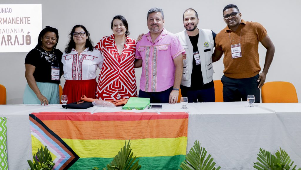 Fotografia posada de um grupo de pessoas, entre eles estão o pró-reitor de extensão da UFPA, Nelson Souza Junior; e a professora da UFPA, Paula Arruda.