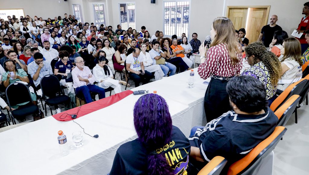 Fotografia registra a vice-reitora da UFPA, Loiane Prado Verbicaro, falando para a plateia do auditório.