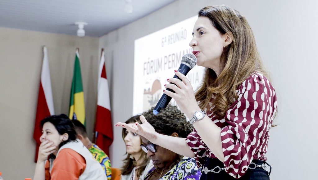 Fotografia registra a vice-reitora da UFPA, Loiane Prado Verbicaro, falando ao microfone,