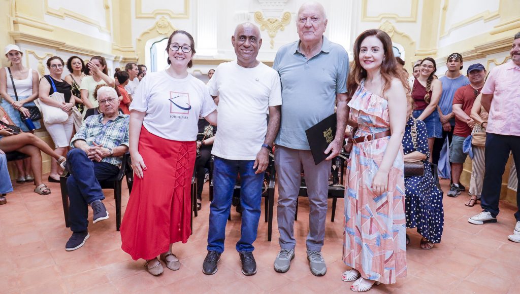 Foto posada de quatro pessoas. O reitor da UFPA, Gilmar Pereira da Silva; a vice-reitora da UFPA, Loiane Prado Verbicaro; o engenheiro Manuel dos Santos Júnior, e a professora Roberta da UFPA Rodrigues.