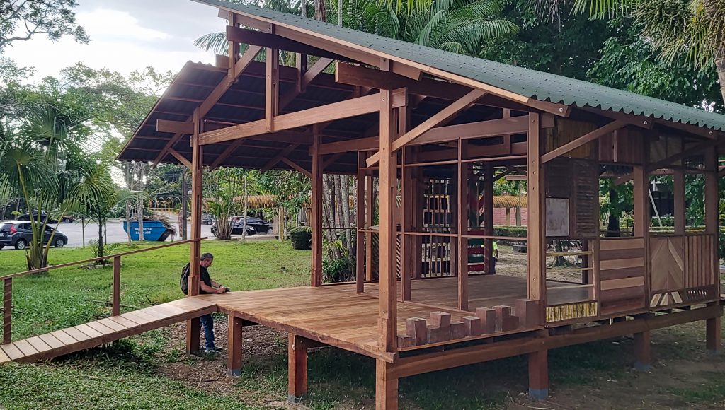 Fotografia registra a estrutura de uma casa toda em madeira.