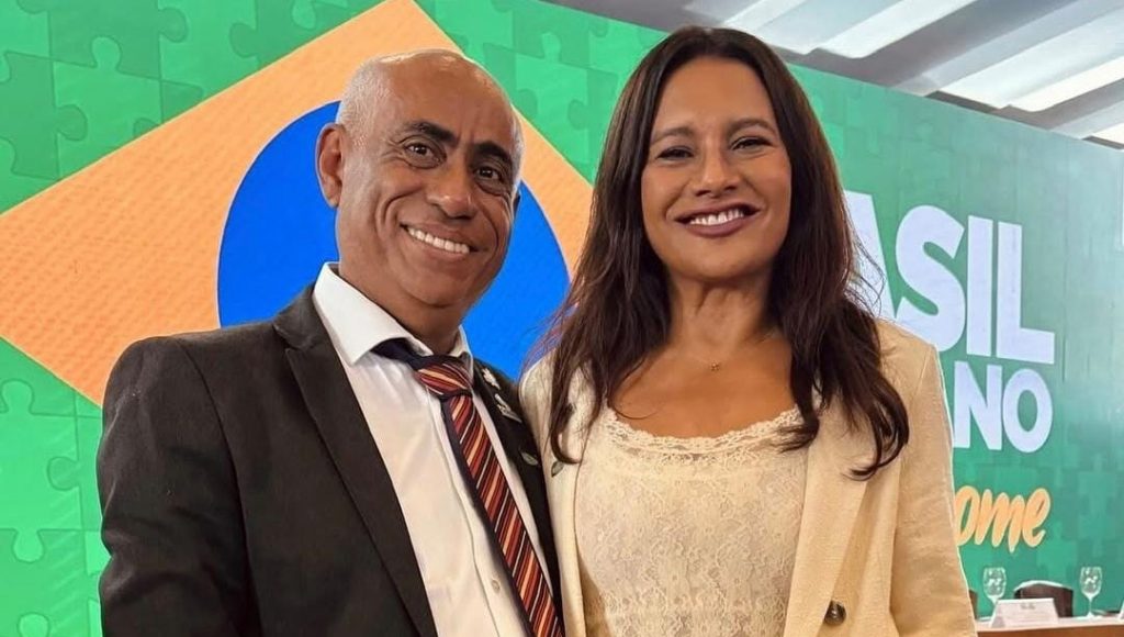 Fotografia posada do reitor da UFPA, Gilmar Pereira da Silva, com a atriz Dira Paes.