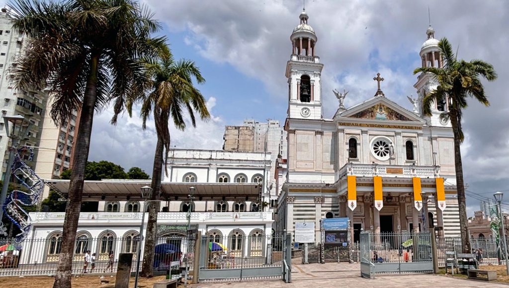 Fotografia registra a fachada da Basílica de Nossa Senhora de Nazaré, em Belém.