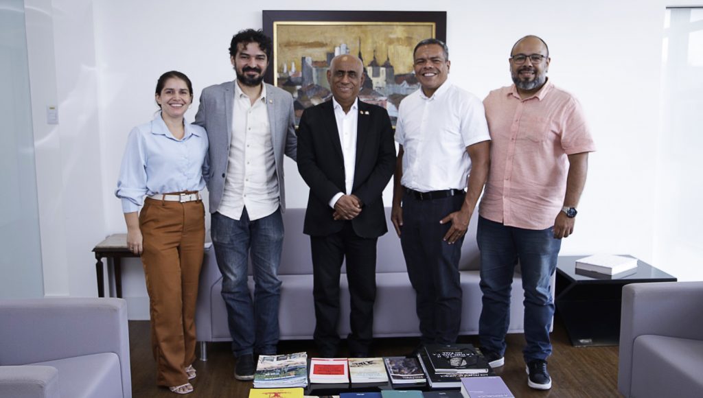 Fotografia posada de um grupo de pessoas.