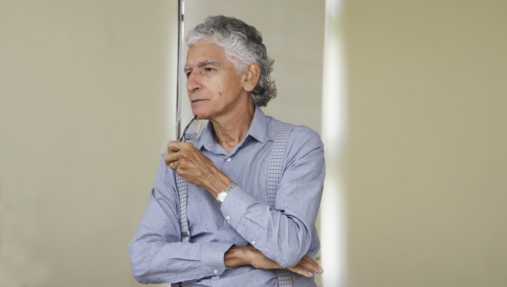 Fotografia close do professor Adagenor Lobato Ribeiro.