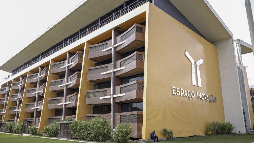 Fotografia registra um prédio com a seguinte descrição: ESPAÇO INOVAÇÃO.
