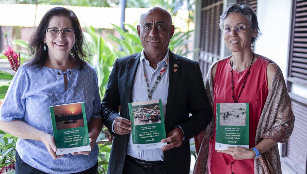 Fotografia posada do reitor da UFPA, Gilmar Pereira da Silva, acompanhado das professores Ana Claudia Cardoso. 