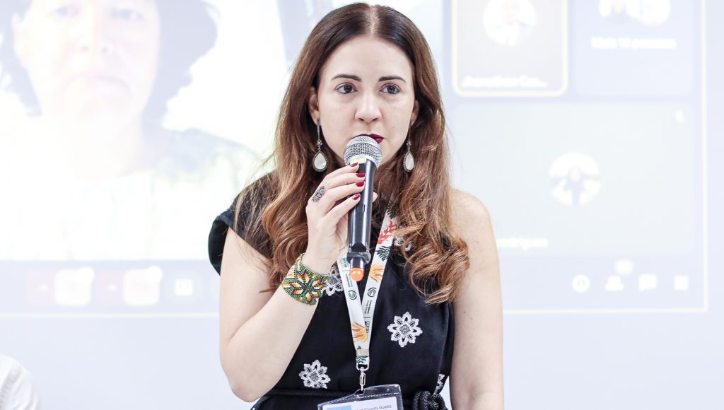 Fotografia registra a vice-reitora da UFPA, Loiane Prado Verbicaro, falando ao microfone.