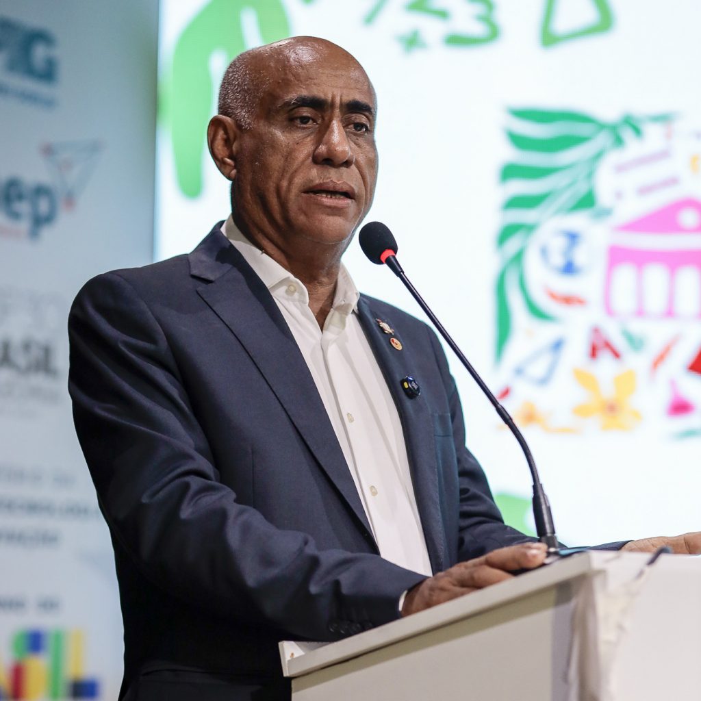 Fotografia do reitor da UFPA, Gilmar Pereira da Silva, falando ao microfone.