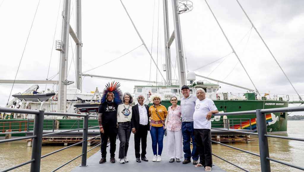 Fotografia posada de um grupo de pessoas, entre eles estão, o reitor da UFPA, Gilmar Pereira da Silva, o diretor da Fadesp, Roberto Ferraz, e a representante do Greenpeace, Carolina Ferraz.