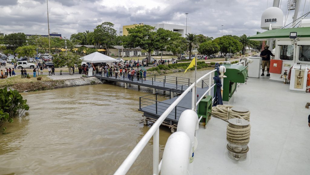 Fotografia registra parte de uma embarcação ancorada em um píer na Orla da UFPA.