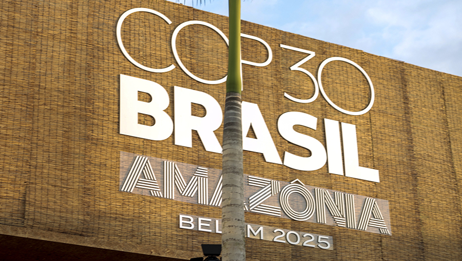 Fotografia registra um letreiro que destaca: COP 30 -BRASIL - AMAZÔNIA - BELÉM 2025.