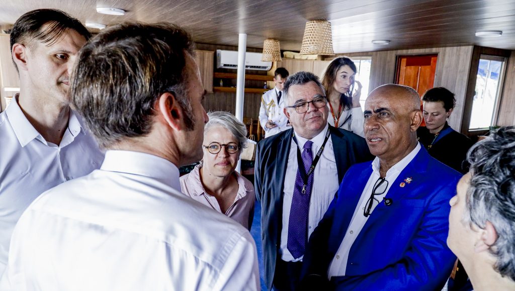 Fotografia registra o reitor da UFPA, Gilmar Pereira da Silva, em conversa com o presidente da França, Emmanuel Macron.