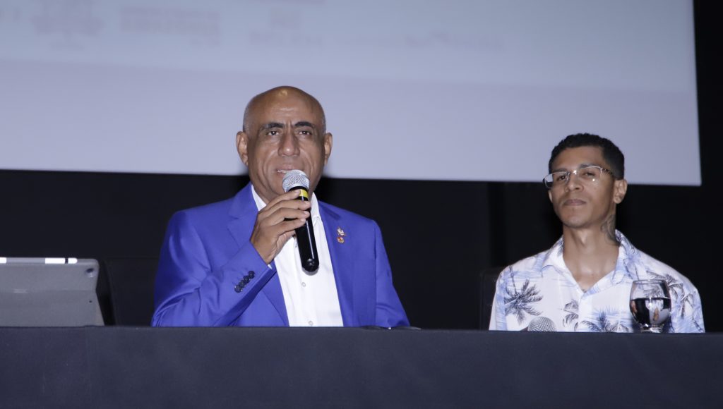 Fotografia registra o reitor da UFPA, Gilmar Pereira da Silva, falando ao microfone.