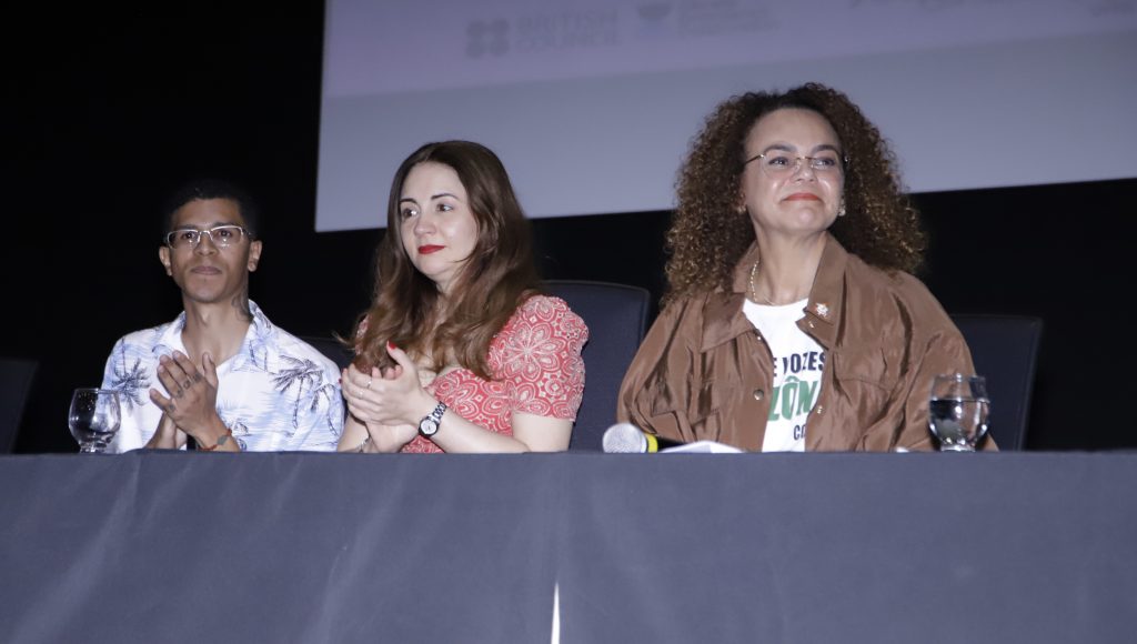 Fotografia registra três pessoas sentadas na mesa. Entre elas estão a vice-reitora da UFPA, Loiane Prado Verbicaro, e a professora da UFPA Izabela Jatene.