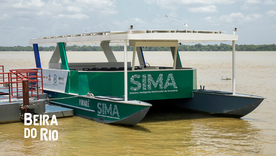 Fotografia registra uma embarcação ancorada em um píer. A identificação da embarcação é SIMA.