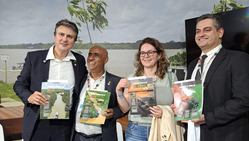 Fotografia posada registra quatro pessoas sorridentes, segurando revistas. Entre as pessoas estão o reitor da UFPA, Gilmar Pereira da Silva; e o Ministro da Educação, Camilo Santana.