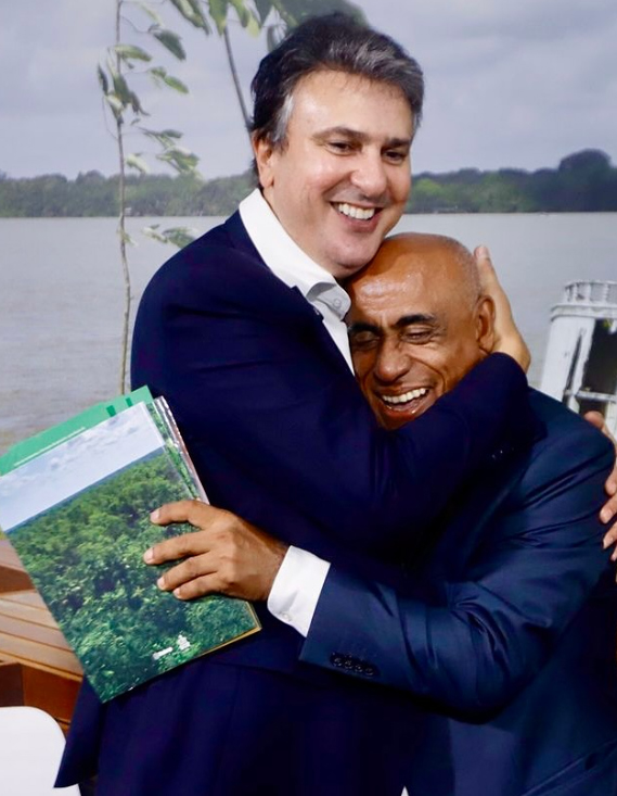 Fotografia registra um abraço entre o reitor da UFPA, Gilmar Pereira da Silva; e o Ministro da Educação, Camilo Santana.
