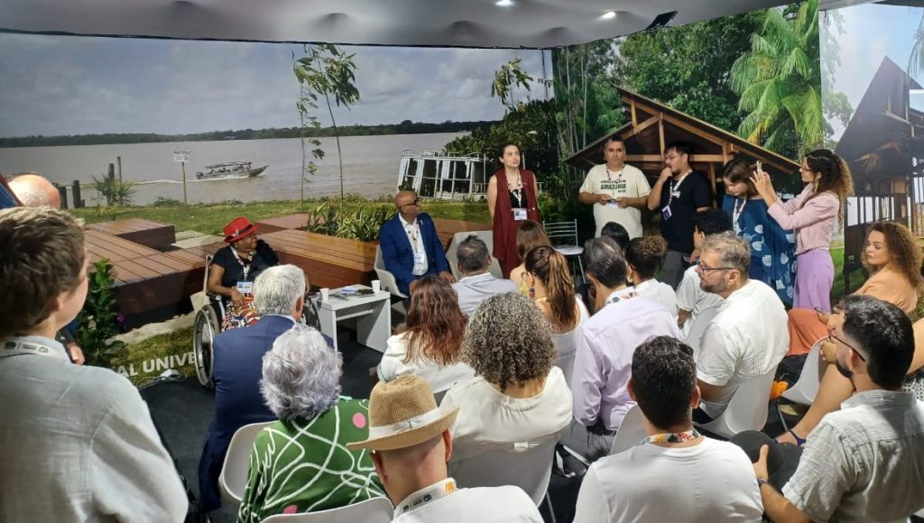 Foto registra uma apresentação no stand da UFPA.