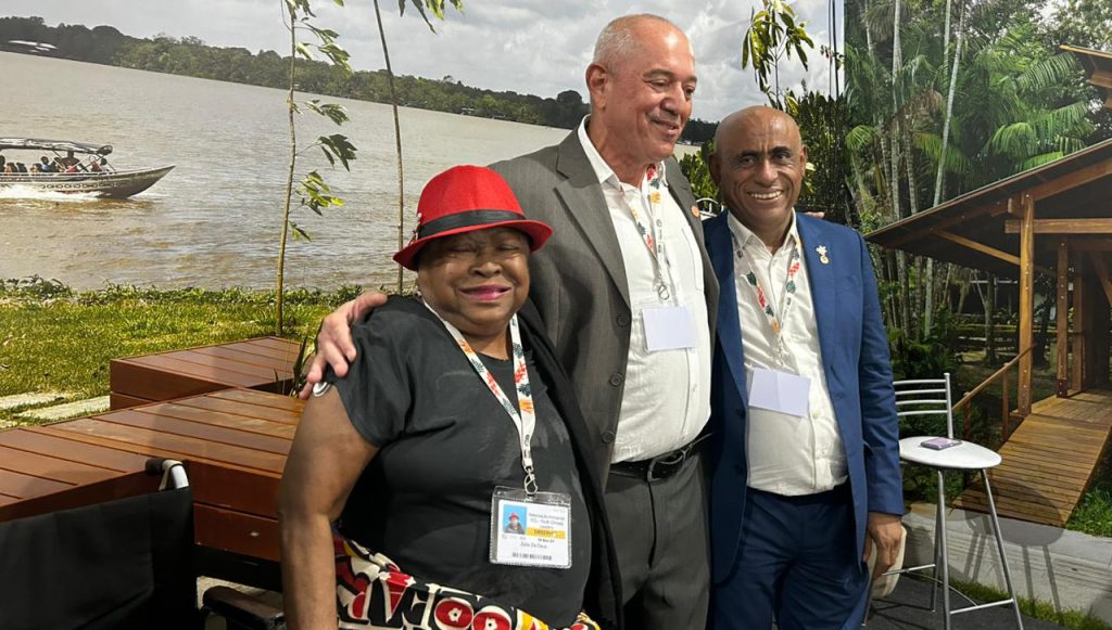Fotografia posada do reitor da UFPA, Gilmar Pereira da Silva, da professora Emérita da UFPA, Zélia Amador de Deus; e o diretor da Fadesp, Roberto Ferraz.
