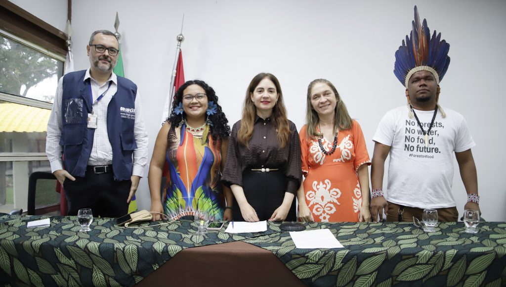 Fotografia posada de um grupo de cinco pessoas. Ao centro está a vice-reitora da UFPA, Loiane Prado Verbicaro.