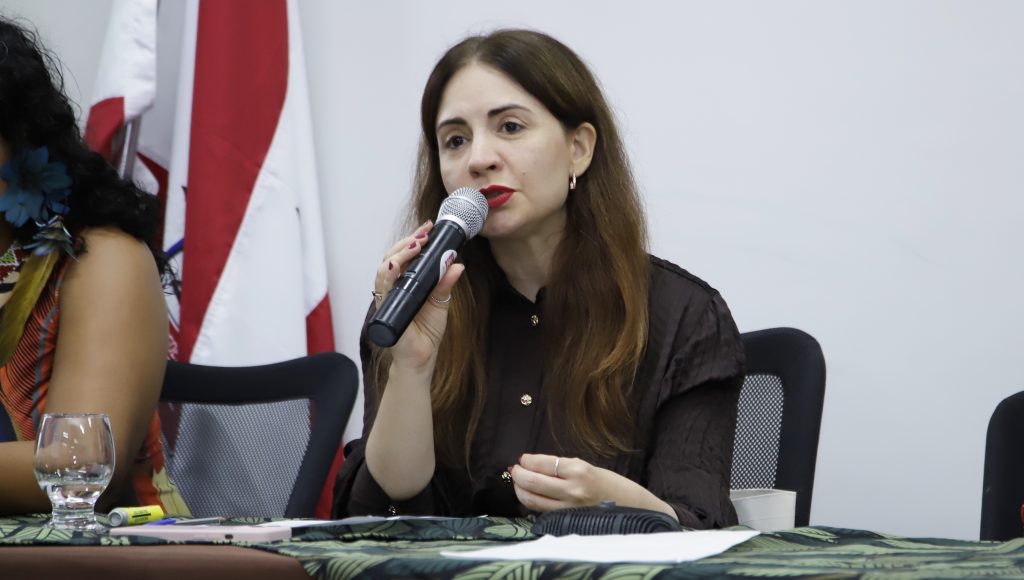 Fotografia da vice-reitora da UFPA, Loiane Prado Verbicaro falando ao microfone.