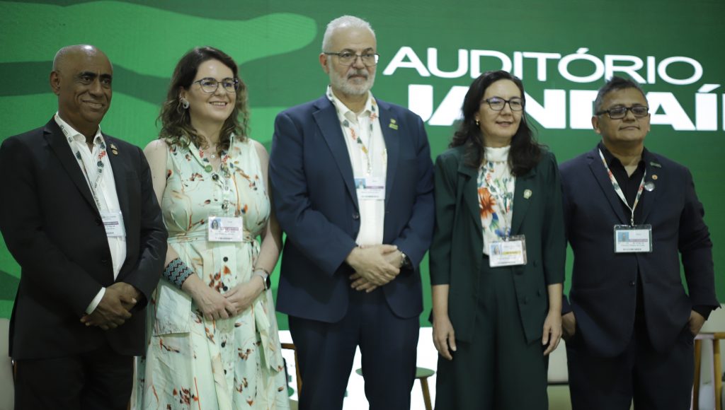 Fotografia posada de um grupo de cinco pessoas, entre eles está o reitor da UFPA, Gilmar Pereira da Silva.