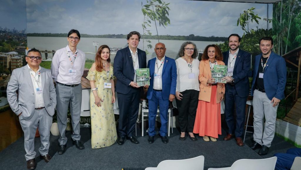 Fotografia posada de vários pesquisadores da UFPA, acompanhados pelo reitor da UFPA, Gilmar Pereira da Silva, e pela vice-reitora, Loiane Prado verbicaro.