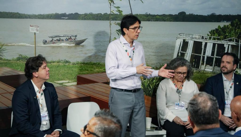 Fotografia registra o professor Antônio ABelem, falando durante uma apresentação no stand da UFPA.